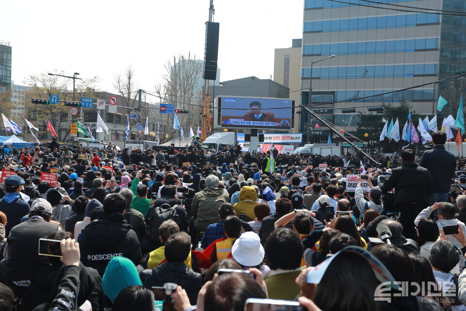 4일 서울 종로구 안국역 일대에 모인 시민들이 문형배 헌법재판소장 권한대행의 선고 요지 낭독에 귀를 기울이고 있다. ⓒ투데이신문