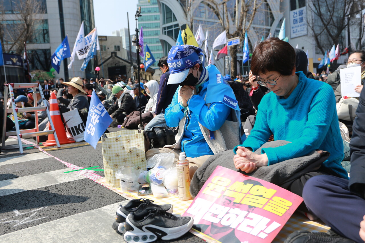 4일 서울 종로구 안국역 일대에 모인 시민들이 문형배 헌법재판소장 권한대행의 선고 요지 낭독에 귀를 기울이고 있다. ⓒ투데이신문