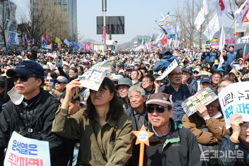 4일 서울 종로구 안국역 일대에 모인 시민들이 문형배 헌법재판소장 권한대행의 선고 요지 낭독에 귀를 기울이고 있다. ⓒ투데이신문