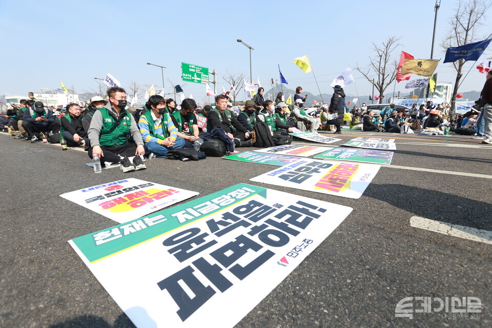 윤석열 즉각 퇴진 사회대개혁 비상행동이 4일 서울 종로구 안국역 일대에서 윤석열 8:0 파면을 위한 결의대회를 진행하는 가운데 시민들이 집회에 참석하고 있다. ⓒ투데이신문
