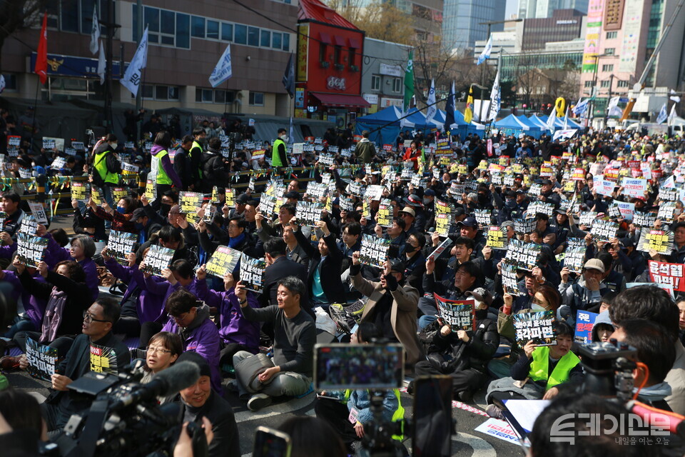 윤석열 즉각 퇴진 사회대개혁 비상행동이 4일 서울 종로구 안국역 일대에서 윤석열 8:0 파면을 위한 결의대회를 진행하는 가운데 시민들이 구호를 외치고 있다. ⓒ투데이신문