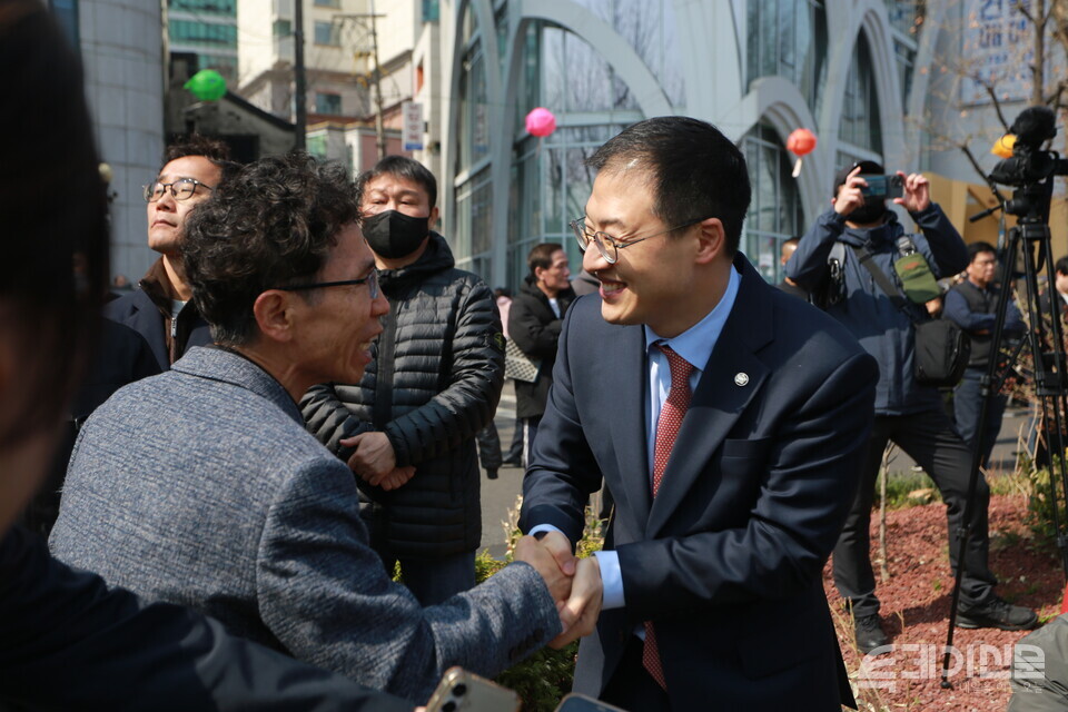 윤석열 즉각 퇴진 사회대개혁 비상행동이 4일 서울 종로구 안국역 일대에서 윤석열 8:0 파면을 위한 결의대회를 진행하는 가운데 윤 대통령 탄핵에 찬성하는 국민의힘 김상욱 의원이 현장을 찾아 시민들과 인사하고 있다. ⓒ투데이신문