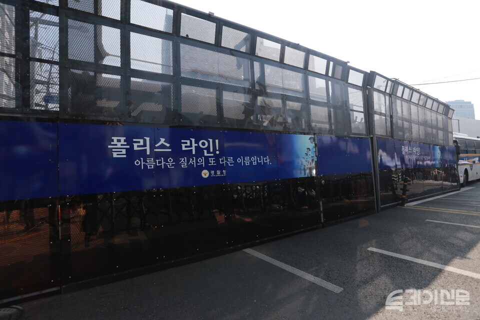 경찰은 4일 헌법재판소를 중심으로 반경 150m 구간에 차벽을 중심으로 폴리스라인을 두르고 충돌을 막기 위한 ‘진공화’를 진행했다. ⓒ투데이신문