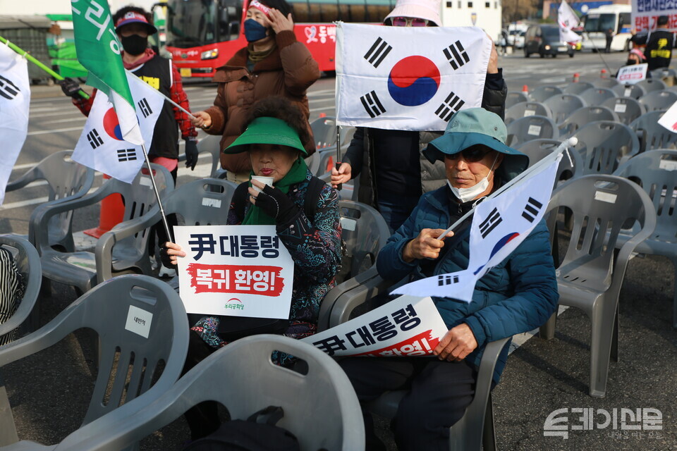 4일 서울 종로구 탑골공원 인근에서 진행된 윤석열 대통령 지지들이 주최한 탄핵 반대 집회에서 한 참가자가 태극기를 흔들고 있다. ⓒ투데이신문