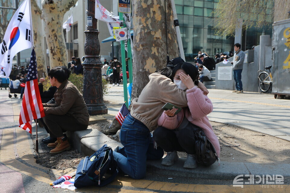 4일 서울 종로구 헌법재판소 인근에서 윤석열 대통령 지지자들이 헌법재판소의 대통령 파면 결정이 내려지자 안타까워 하고 있다. ⓒ투데이신문