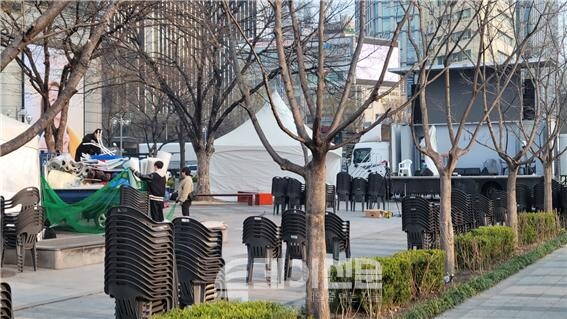 4일 서울 광화문역 탄핵 반대 집회 현장에서 의자를 제외한 집기들이 회수되고 있는 모습이다. ⓒ투데이신문<br>