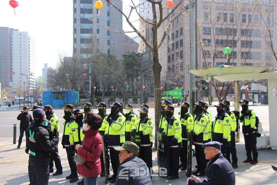 4일 오전 11시경 광화문 탄핵반대 집회 인근에서 탄핵 심판 선고 중 소요사태를 대비하는 경찰의 모습이다. ⓒ투데이신문<br>