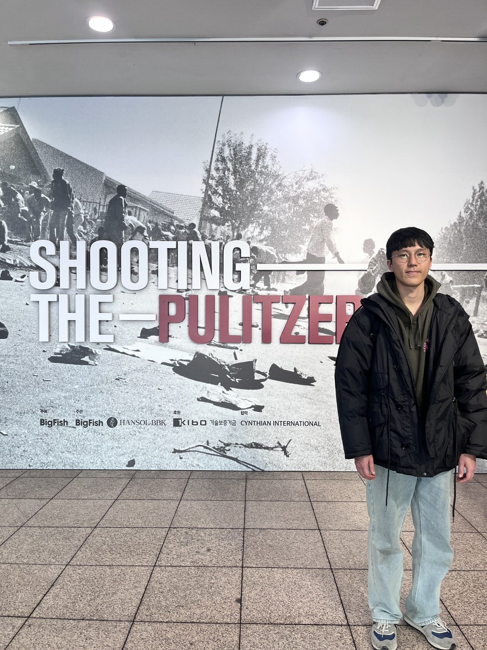 형선씨가 퓰리처상 사진전을 관람한 후 기념사진을 촬영하고 있다. [사진제공=본인]