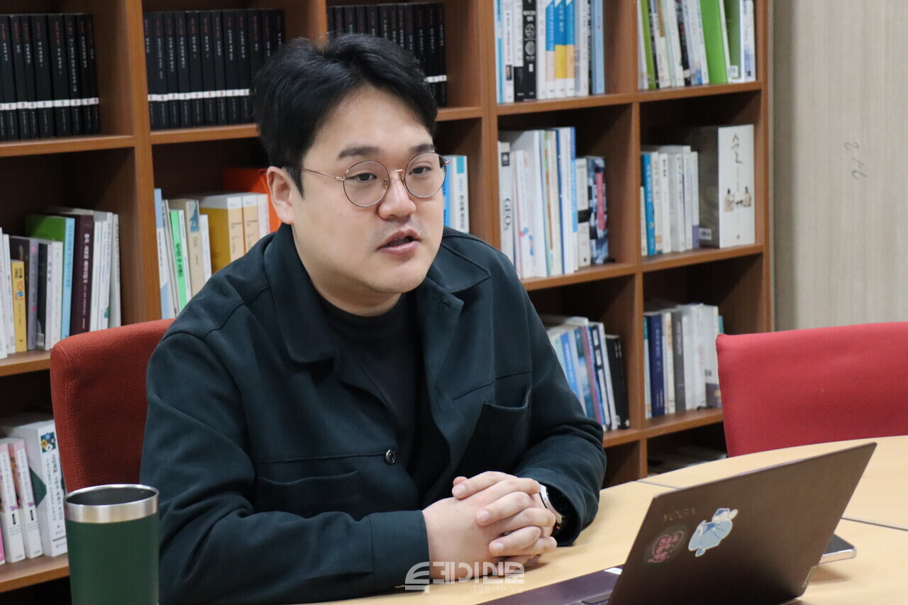 투데이신문과 인터뷰를 진행하고 있는 환경재단 백재욱 부장 ©투데이신문