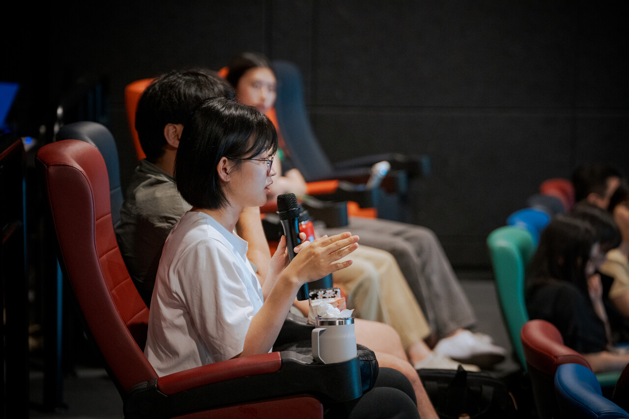 제21회 서울국제환경영화제에서 질문하고 있는 관객 [사진제공=서울국제환경영화제]