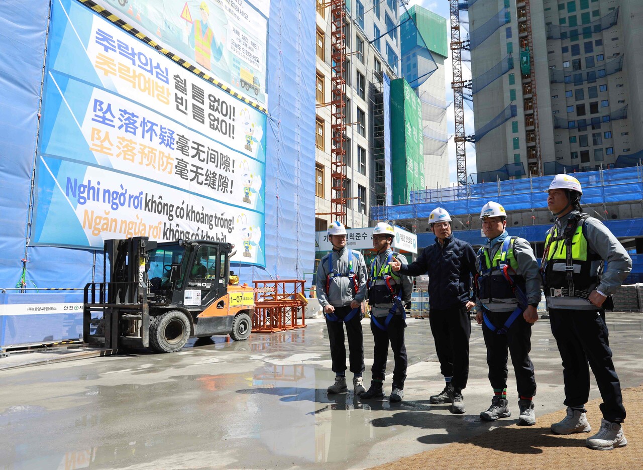 삼성물산 안병철 CSO와 현장 직원들이 추락위험 예방 표지판 설치 상태를 확인하고 있다. [사진=삼성물산 건설부문]