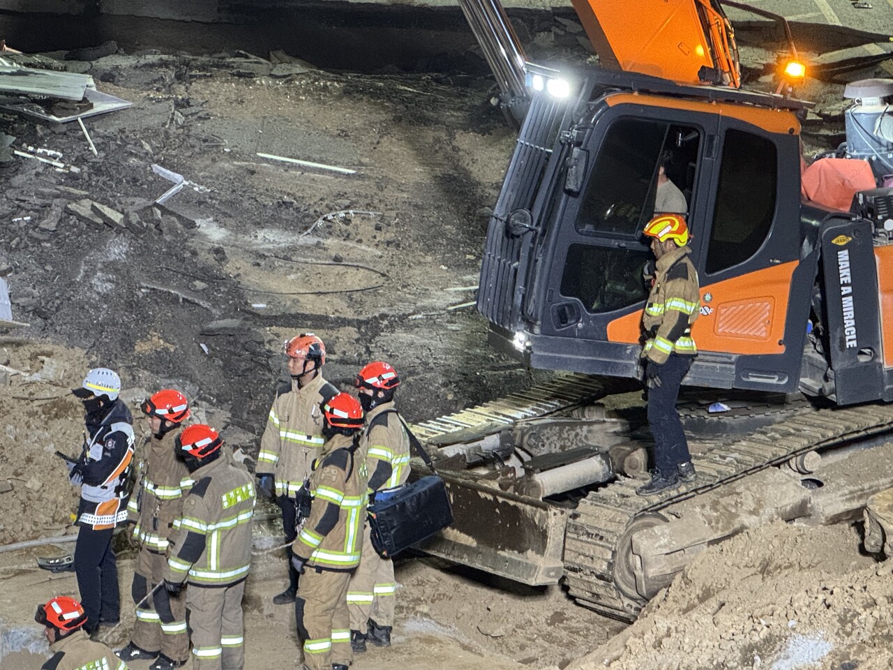 지난 16일 오후 경기도 광명시 신안산선 복선전철 붕괴 사고현장에서 소방대원들이 실종자를 수습하고 있다. [사진=뉴시스]