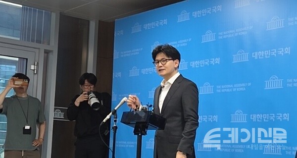 국민의힘 대선 경선 후보인 한동훈 전 대표가 22일 오전 서울 여의도 국회 소통관에서 정책 비전 발표 직후 취재진 질문에 답하고 있다.&nbsp;©투데이신문<br>