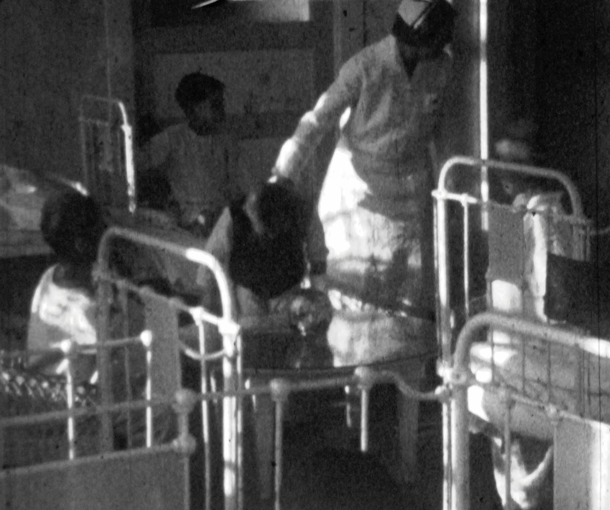 간호사가 소아병동 환아를 돌보는 모습. [사진=동은의학박물관]