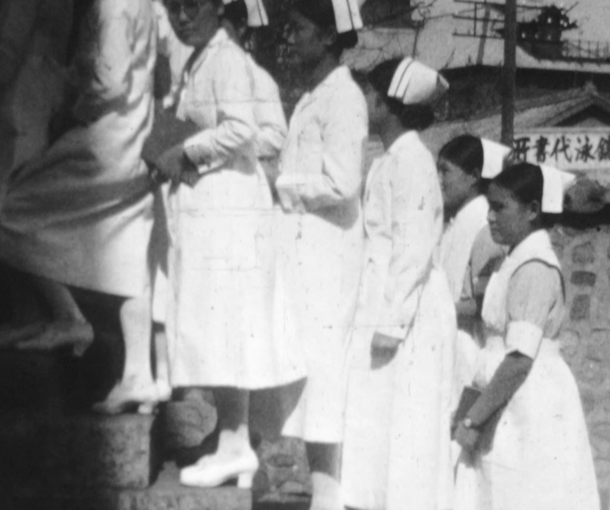 간호사와 간호학생 모습.&nbsp;당시 간호사와 간호학생 구분은 모자(너스 캡)와 옷으로 가능했는데,&nbsp;간호사 모자는 아래 부분에 띠가 그려져 있고&nbsp;학생 모자는 민무늬다. [사진=동은의학박물관]