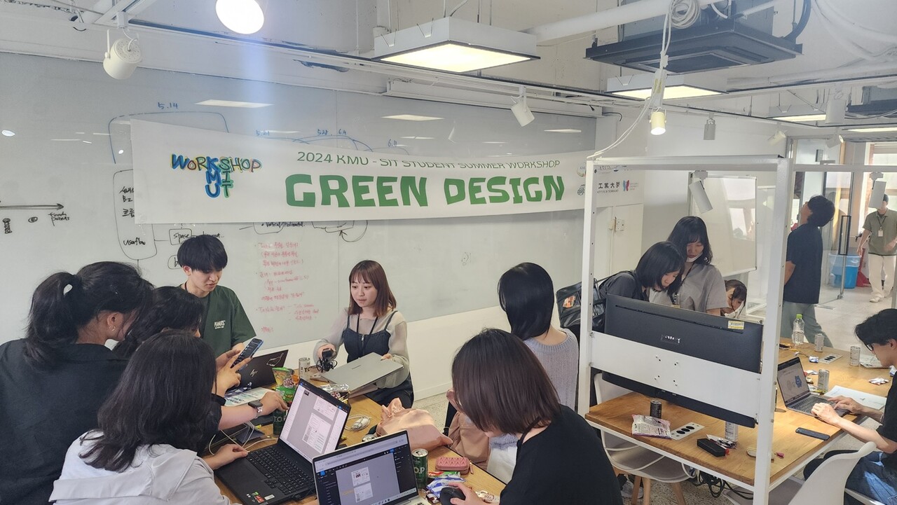 그린디자인 실습을 진행하고 있는 국민대 글로벌융합학부 학생들 [사진제공=국민대 기후변화대응사업단]