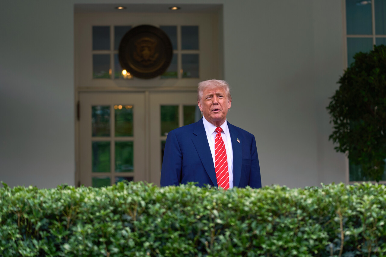 백악관 웨스트윙 앞에서 미국 도널드 트럼프 대통령이 기자들과 이야기하고 있다. [사진=AP/뉴시스]