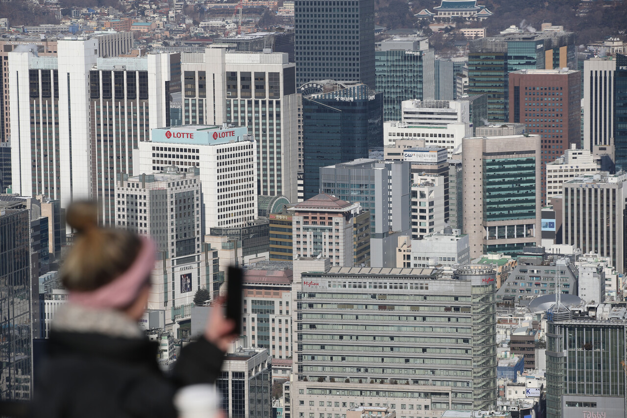 서울 남산공원에서 바라본 을지로 오피스단지. [사진=뉴시스]