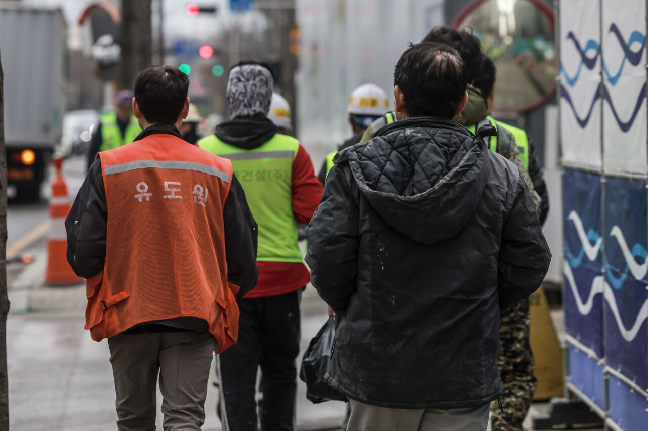 서울 시내 아파트 건설현장에서 건설노동자들이 이동하고 있다. [사진=뉴시스]