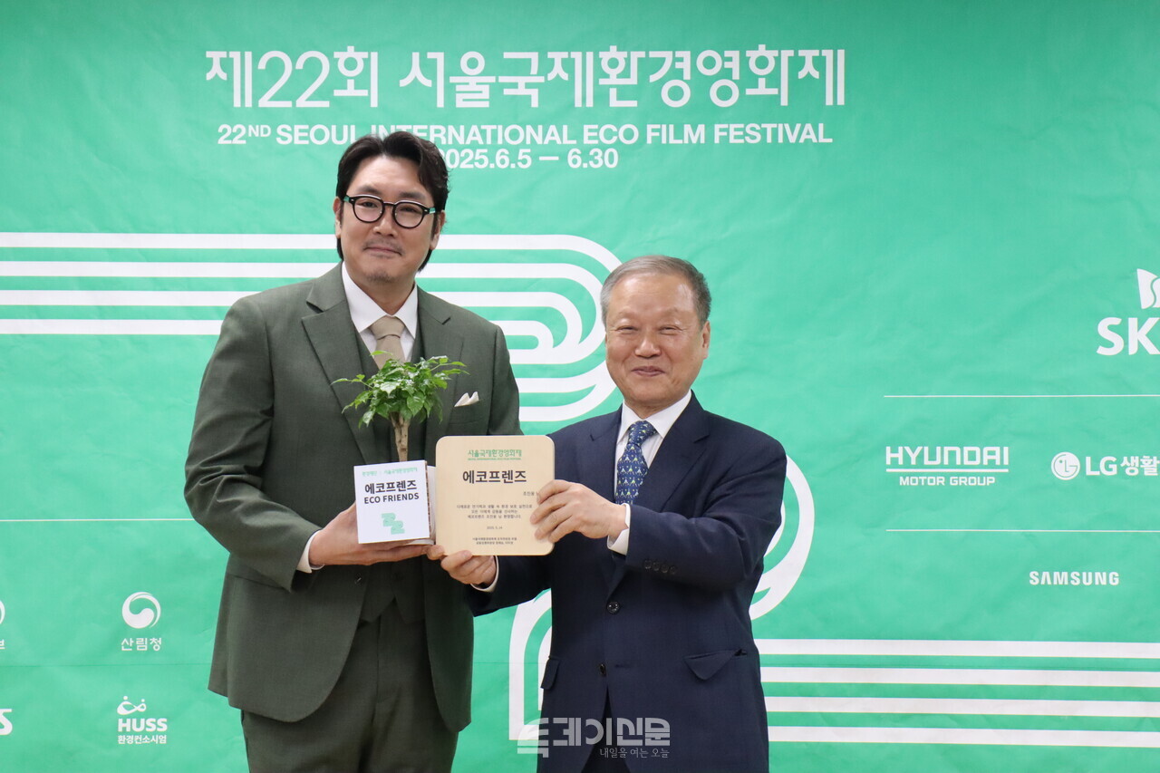 제22회 서울국제환경영화제 에코프렌즈로 선정돼 기념촬영을 하고 있는 배우 조진웅(왼쪽)과 최열 조직위원장(오른쪽)&nbsp;©투데이신문