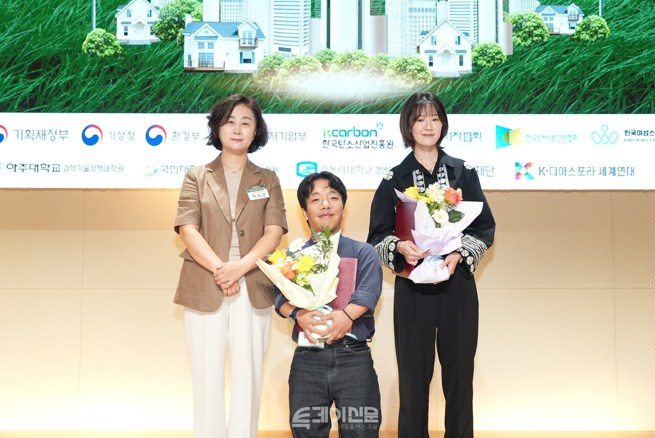 21일 서울 중구 페럼타워 페럼홀에서 '솔라스탤지어 시대 : 청년의 생존 코드 ‘기후스펙’'을 주제로 개최된 제7회 청년플러스포럼에서  투데이신문 박애경 대표(왼쪽), 청년 홍보대사 김범진(중앙)·염지영(오른쪽) 배우가 기념촬영을 하고 있다. ⓒ투데이신문