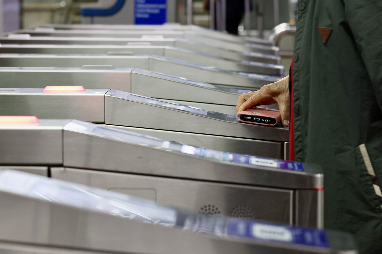 지난 21일 서울 용산구 서울역에서 시민들이 개찰구를 통과하고 있다. [사진제공=뉴시스]