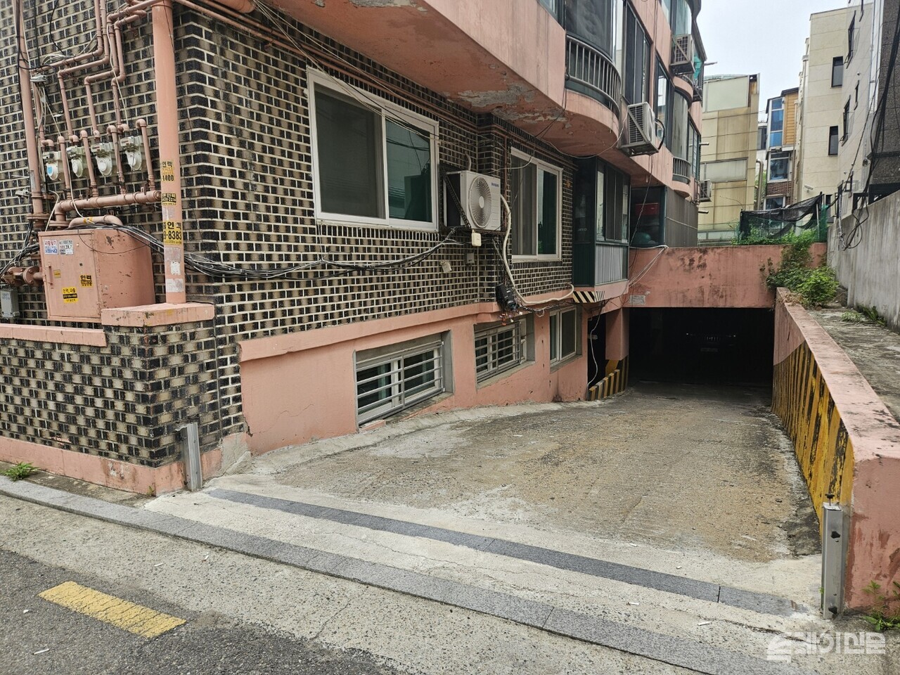 지난 2022년 침수 사고가 발생한 관악구 신림동 반지하 주택 주차장 입구에 침수방지시설이 설치돼있다.&nbsp;ⓒ 투데이신문<br>