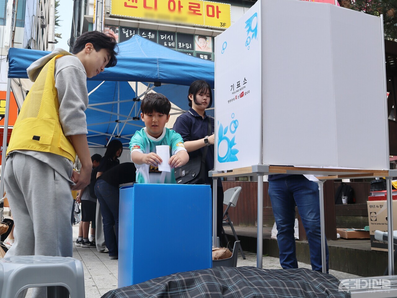 대선 당일인 3일 대통령선거 청소년모의투표운동본부가 진행한 청소년 모의투표에서 한 청소년이 투표를 마친 뒤 투표함에 용지를 넣고 있다. ⓒ투데이신문