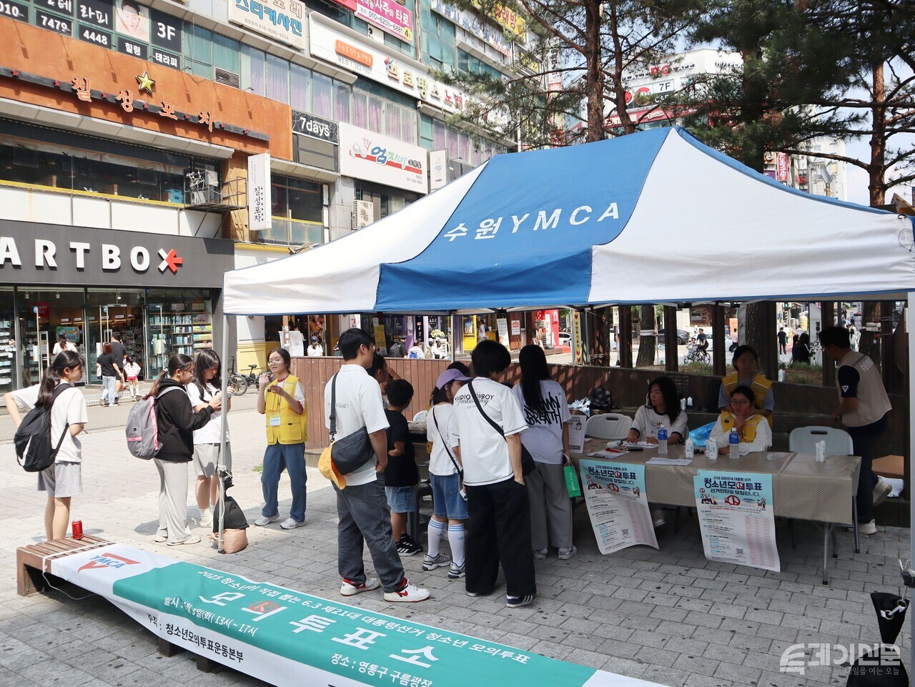인 3일 대통령선거 청소년모의투표운동본부가 진행한 청소년 모의투표에서 청소년들이 투표하기 위해 줄을 서고 있다. ⓒ투데이신문