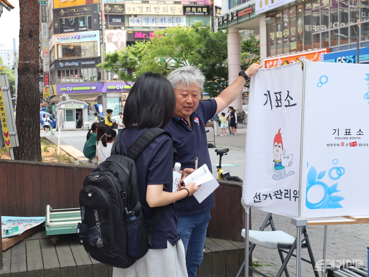 대선 당일인 3일 대통령선거 청소년모의투표운동본부가 진행한 청소년 모의투표에서 한 청소년이 투표를 앞두고 관계자의 설명을 듣고 있다. ⓒ투데이신문