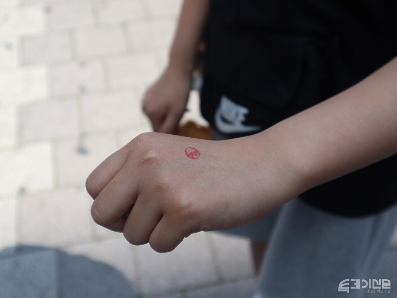 대선 당일인 3일 대통령선거 청소년모의투표운동본부가 진행한 청소년 모의투표에 참여한 청소년이 투표를 한 뒤 인증한 모습. ⓒ투데이신문