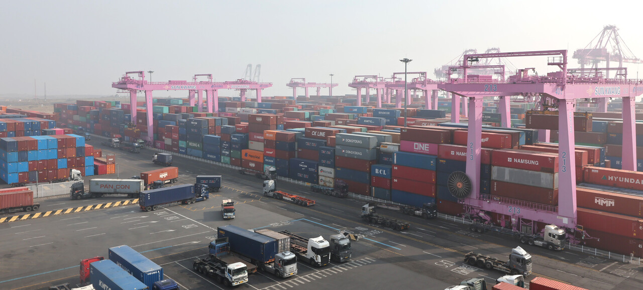 인천 연수구 인천신항 컨테이너 터미널에 수출입 컨테이너가 쌓여 있는 모습. [사진제공=뉴시스]