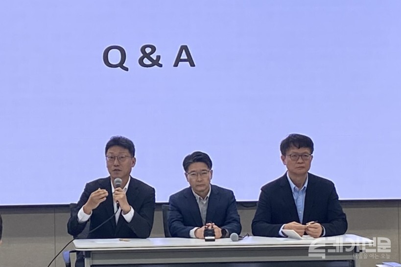 10일 서울 중구에서 열린 SK텔레콤 일일브리핑에서 (왼쪽부터) 김희섭 PR센터장, 임봉호 MNO사업부장, 류정환 네트워크인프라센터장이 질의응답을 받고 있다. ⓒ투데이신문