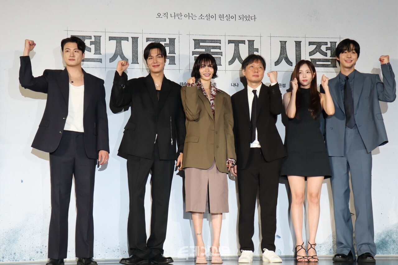 17일 오전 영화 &lt;전지적 독자 시점&gt; 제작보고회에 참석한 (왼쪽부터) 신승호 배우, 이민호 배우, 나나 배우, 김병우 감독, 채수빈 배우, 안효섭 배우&nbsp;©투데이신문