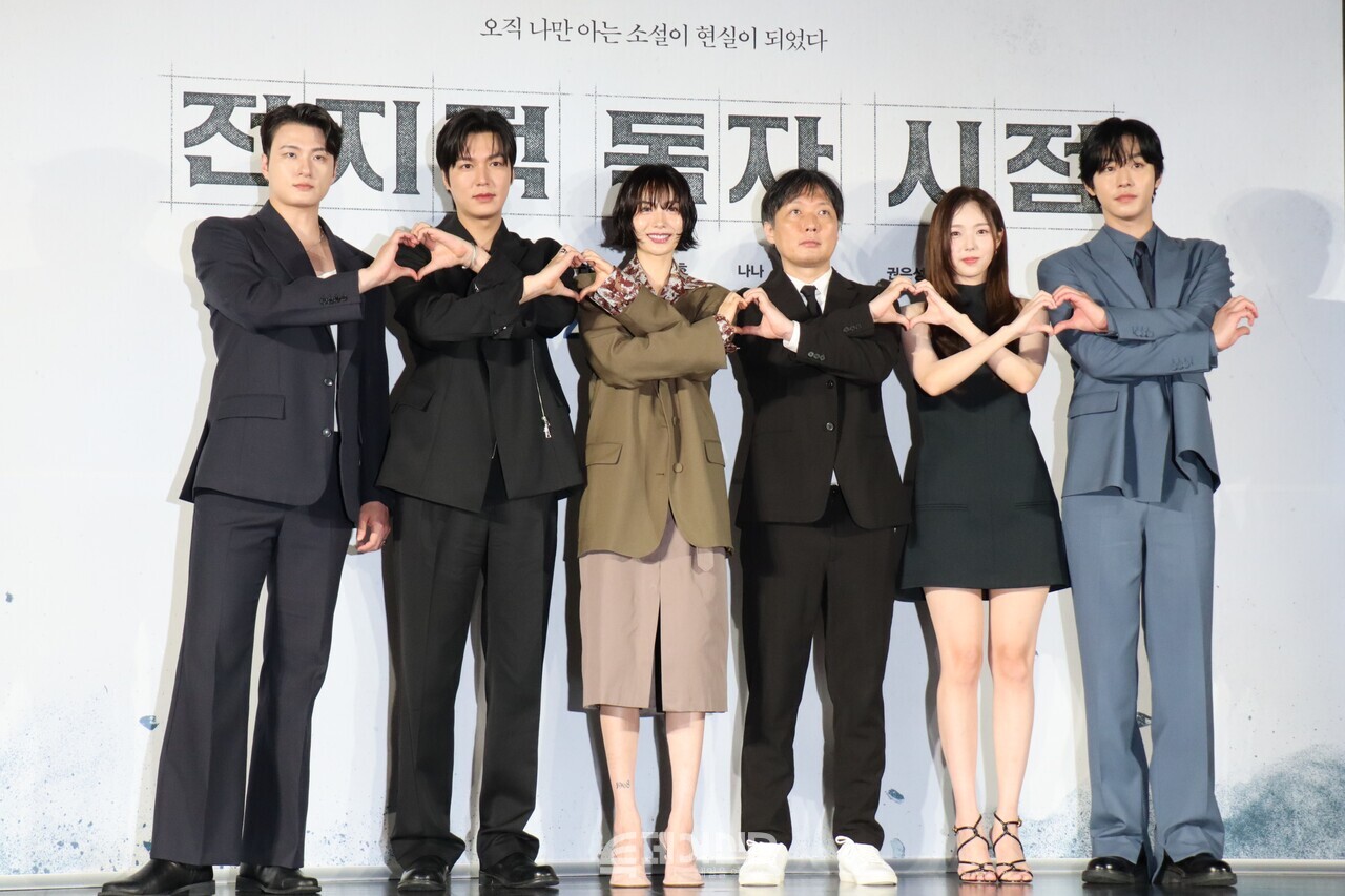 &lt;전지적 독자 시점&gt; 제작보고회에 참석해 포즈를 취하고 있는 (왼쪽부터) 배우 신승호, 이민호, 나나, 김병우 감독, 채수빈, 안효섭 ©투데이신문