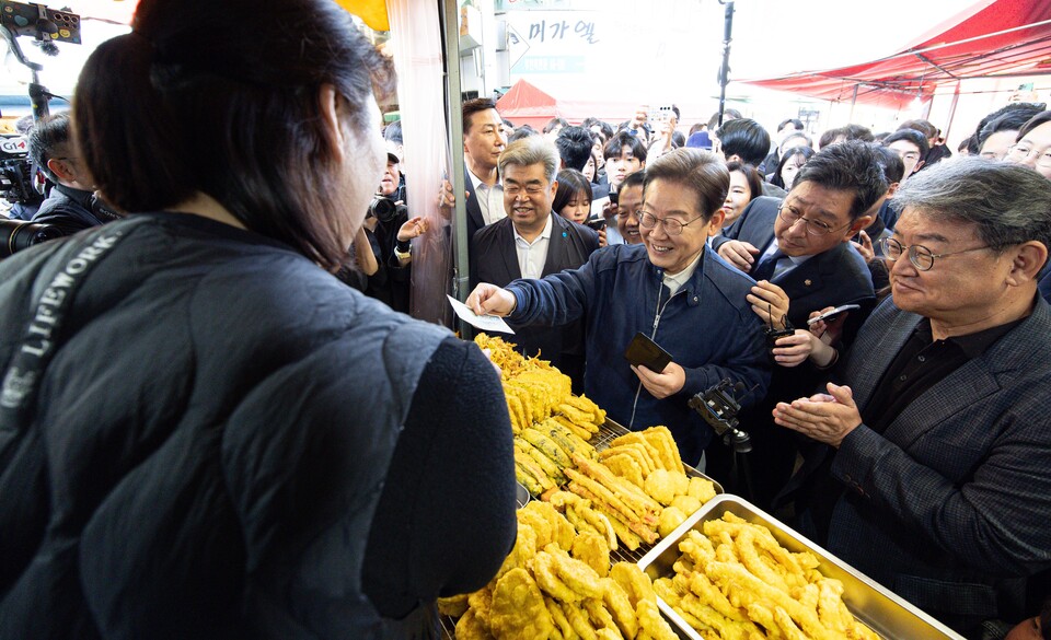 후보시절&nbsp;강원도 철원군 동송전통시장에서&nbsp;지역화폐로 튀김을 구매하는 이재명 대통령. [사진=뉴시스]