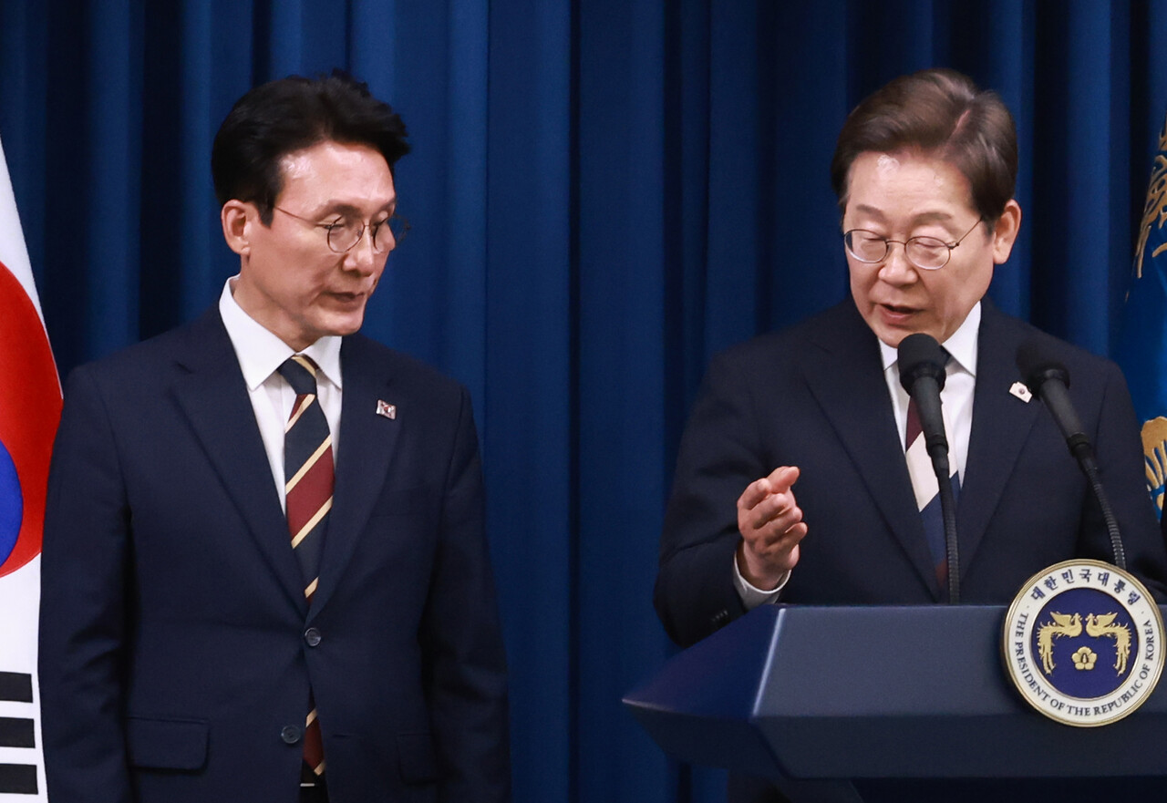 이재명 대통령이 지난 4일 서울 용산 대통령실 청사에서 새 정부 첫 인사 발표를 하고 있는 모습. 왼쪽은 김민석 국무총리 후보자. [사진제공=뉴시스/대통령실통신사진기자단]