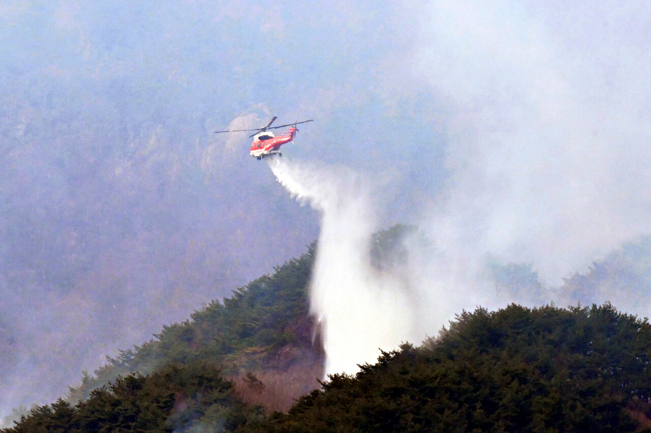 지난 3월 산불진화헬기가 산청군 시천면 구곡산에 발생한 산불을 진화하고 있다. [사진제공=뉴시스]
