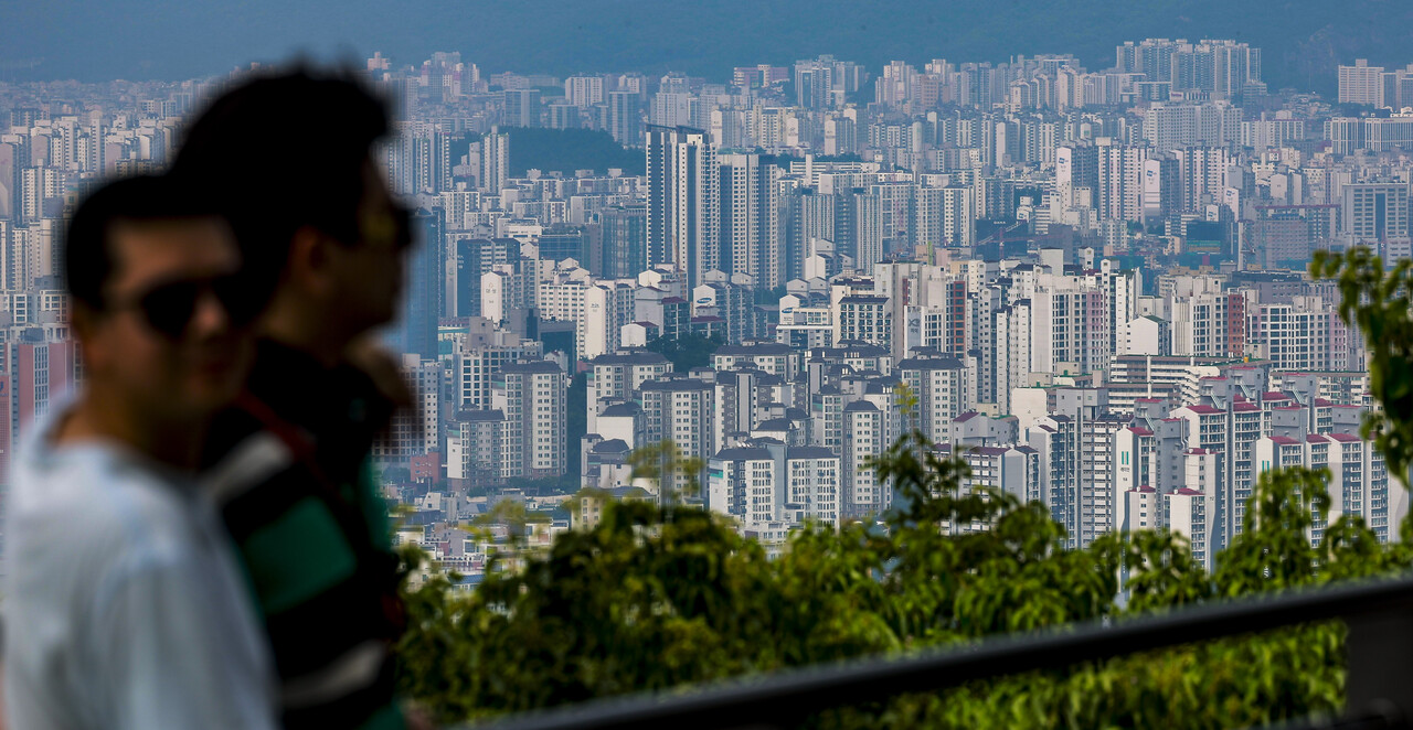 서울 중구 남산에서 서울 시내 아파트가 보이고 있다. [사진=뉴시스]