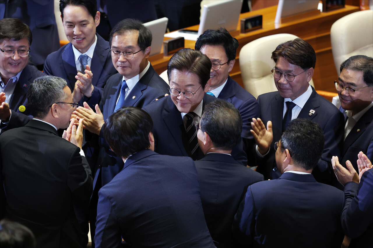 &nbsp;이재명 대통령이 지난 26일 오전 서울 여의도 국회에서 열린 제426회국회(임시회) 제2차 본회의에서 2025년도 제2회 추가경정예산안에 대한 정부의 시정연설을 하기 위해 본회의장에 입장하며 더불어민주당 의원들과 인사하고 있는 모습. [사진제공=뉴시스]<br>