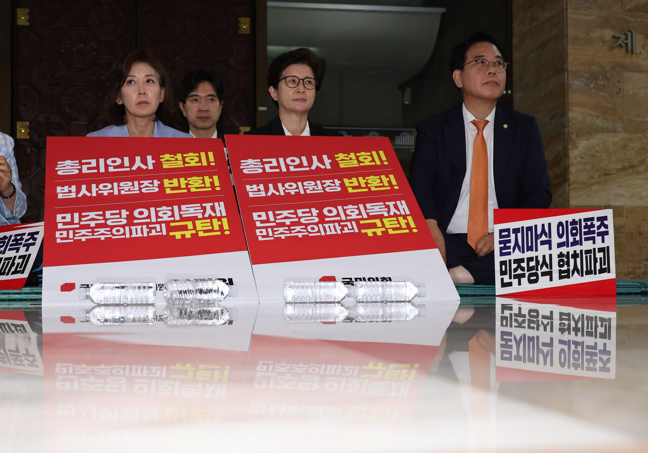 송언석 원내대표를 비롯한 국민의힘 의원들이 지난 27일 오후 서울 여의도 국회 본회의장 앞에서 서명옥 의원과 함께 더불어민주당 주도의 상임위원장 선출을 규탄하는 농성을 하고 있는 모습. [사진제공=뉴시스]