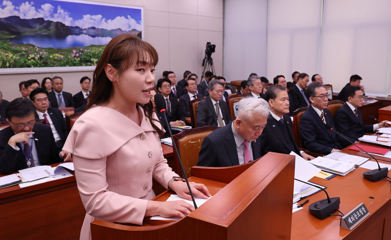 국민의힘 김예지 의원이 지난 2월 서울 여의도 국회에서 열린 외교통일위원회 전체회의에서 발언하고 있다. [사진제공=뉴시스]