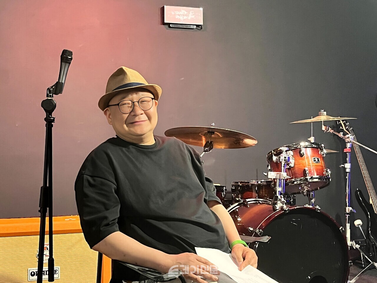 롤링홀 30주년 기념 전시가 열린 빈칸 압구정에서 투데이신문과 인터뷰를 진행하고 있는 롤링홀 김천성 대표 ©투데이신문<br>