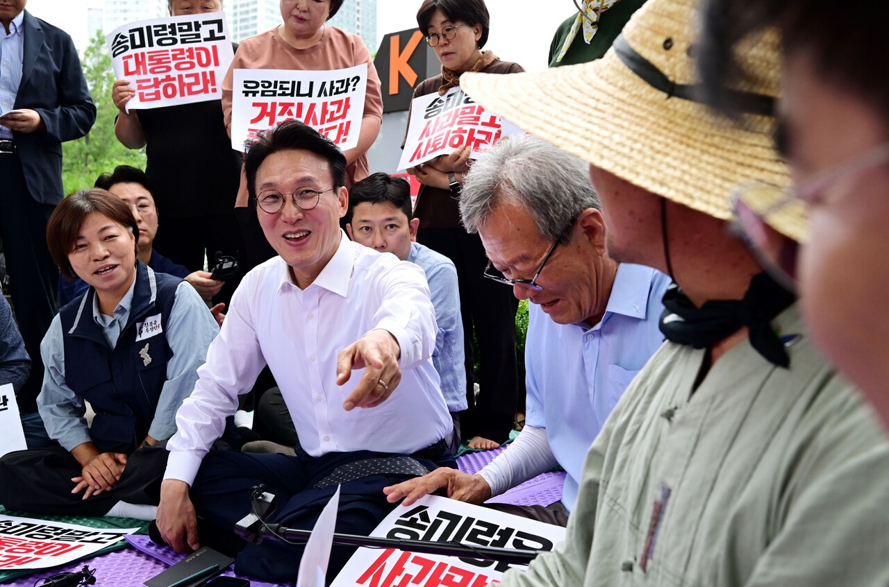 김민석 국무총리가 4일 오전 서울 용산구 대통령실 앞 농민단체 항의 집회 현장을 찾아 농민들과 대화하고 있다. [사진제공=뉴시스]