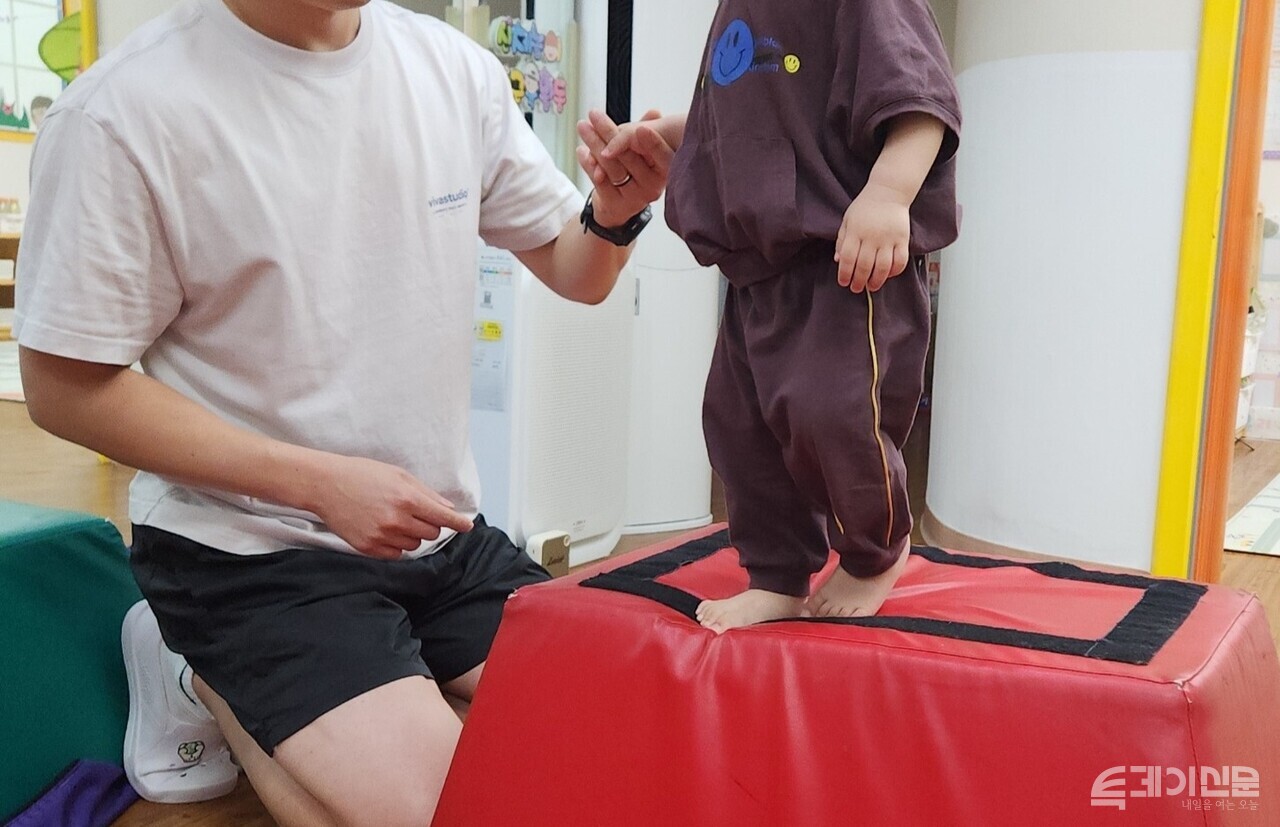 운동을 통해 치료 중인 아이의 모습 ⓒ투데이신문