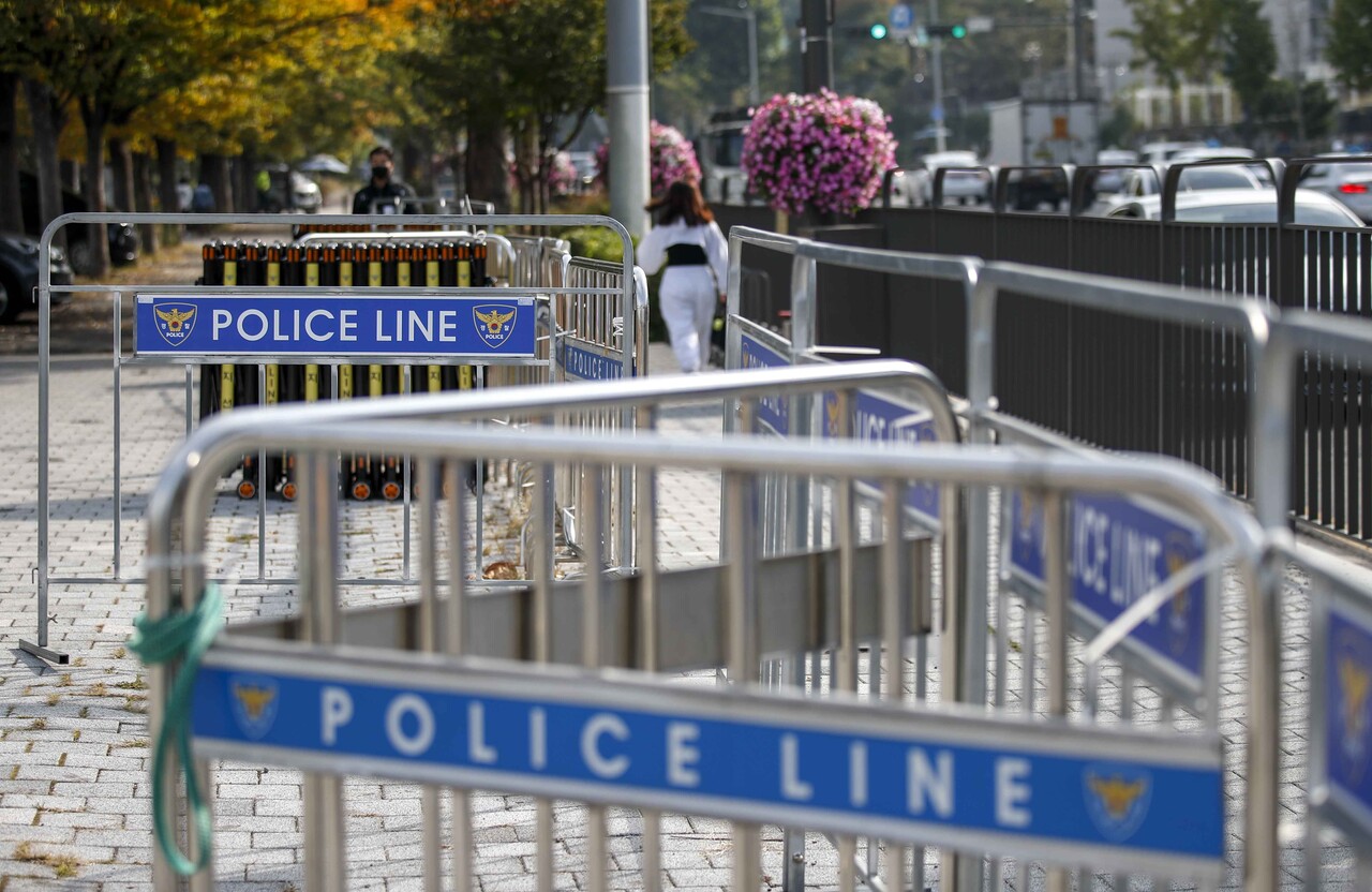 2023년 10월 18일 서울 용산구 대통령실 인근에 집회장소와 통행로가 구분돼 있다. [사진제공=뉴시스]