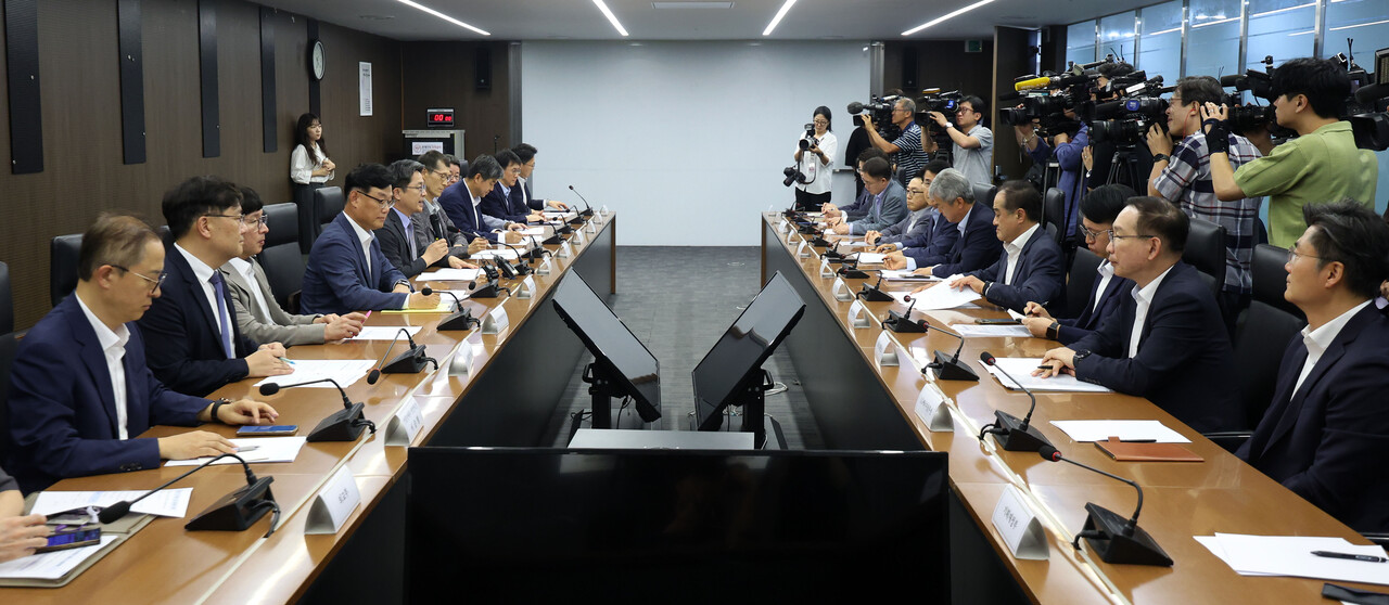 산업통상자원부 문신학 제1차관이 지난 8일 오후 서울 중구 대한상공회의소에서 미 관세 조치 통보 관련 민관 합동 긴급 점검회의를 주재하고 있다. [사진=뉴시스]