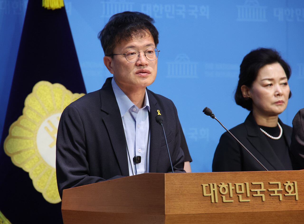 국회생명안전포럼 박주민 공동대표가 9일 서울 여의도 국회 소통관에서 열린 오송참사 국정조사 실시 촉구 기자회견에서 발언하고 있다. [사진제공=뉴시스]