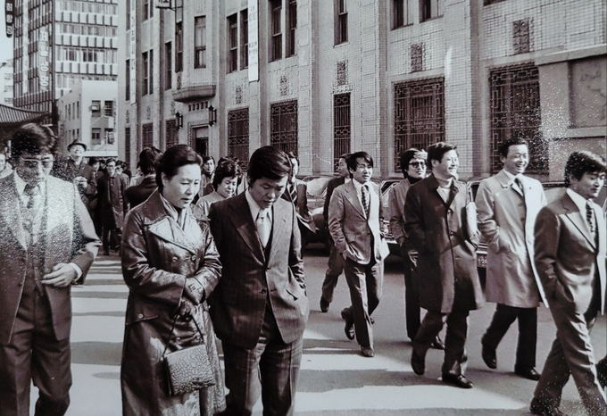 1975년 3월 동아일보에서 강제해직된 기자들이 동아일보 앞에서 침묵시위를 벌인 뒤 신문회관으로 이동하고 있다. [사진제공=동아자유언론수호투쟁위원회]<br>