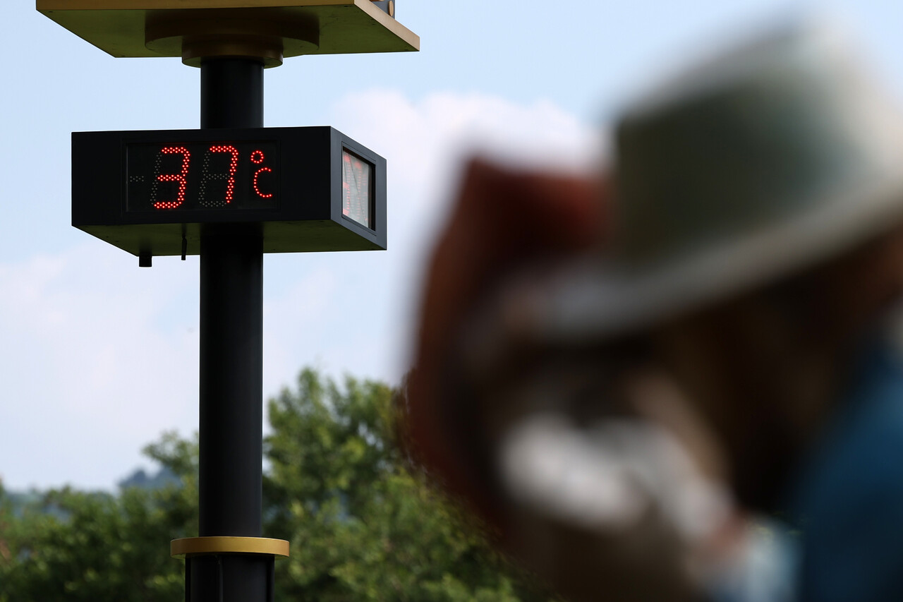 9일 서울 서초구 몽마르트공원에 있는 온도계에 기온이 37도를 표시하고 있다. [사진제공=뉴시스]<br>